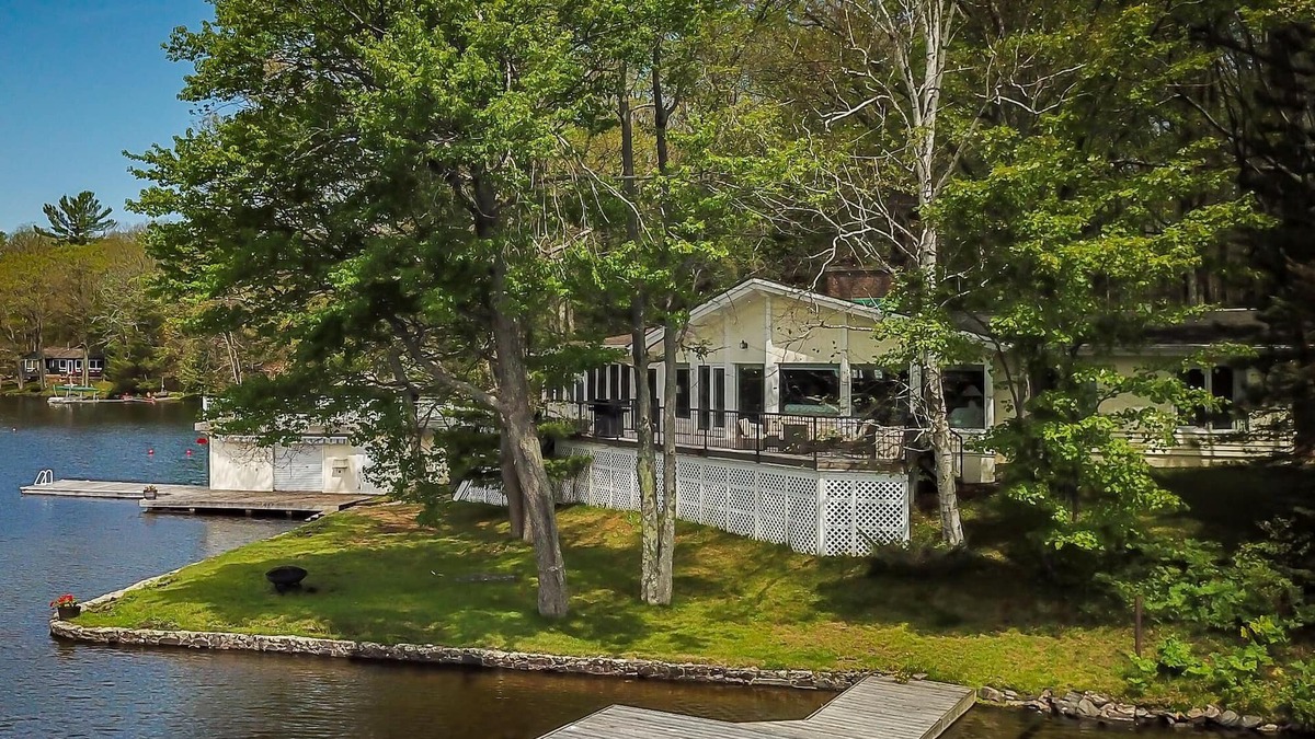 Torrance Cottage | 5 bdrm plus 2 bdrm bunkie, hot tub, dock, boathouse with sundeck and sunsets!