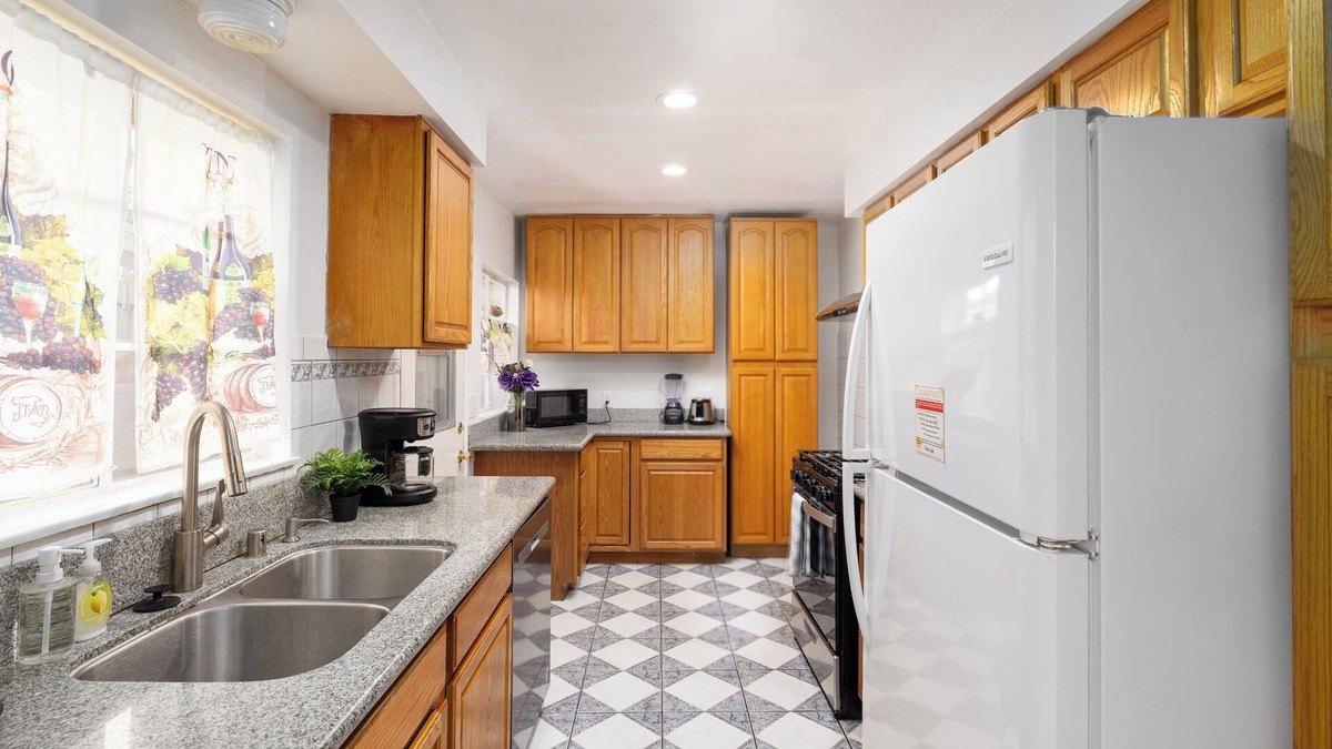 Bassett House | 5 BD with Natural Lighting, AC, W/D