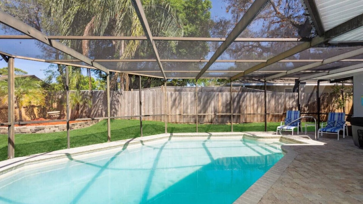 Palm Harbor House | 5 Bdr Palm Harbor home Pool, Screen Lanai