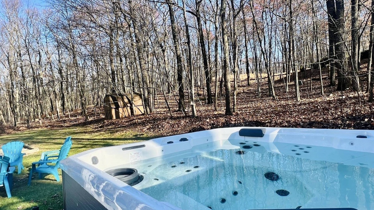 East Stroudsburg Villa | 5 BDR Poconos Villa ~ Large Hot Tub ~ Game Room ~ Privacy