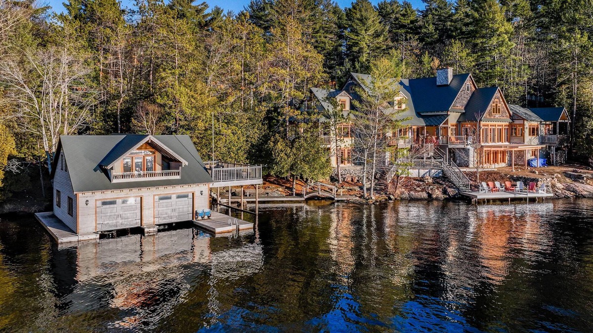 Bracebridge Cottage | 5 bdrm + 2 BH & bunkie, 5 bath cottage! Lake Muskoka, Sunsets! Privacy! Sauna!
