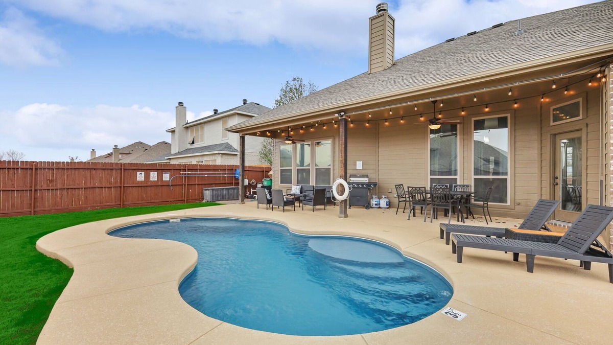 Waxahachie House | 5-Bed/2-Bath Pool & Backyard Retreat