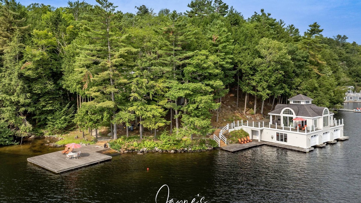 Port Carling Cottage | 5 bed 3 bath cottage on Lake Muskoka + Boathouse with a loft