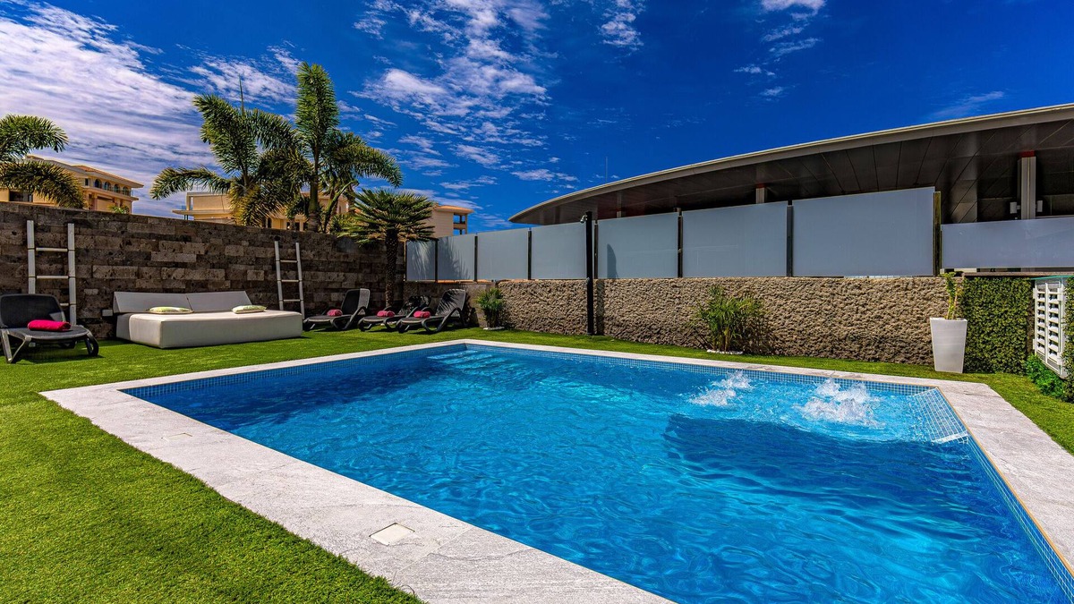 Costa Adeje Villa | 5 bed, 4 bath villa with heated pool @ 28º for free, A.C 5 min walk from beach