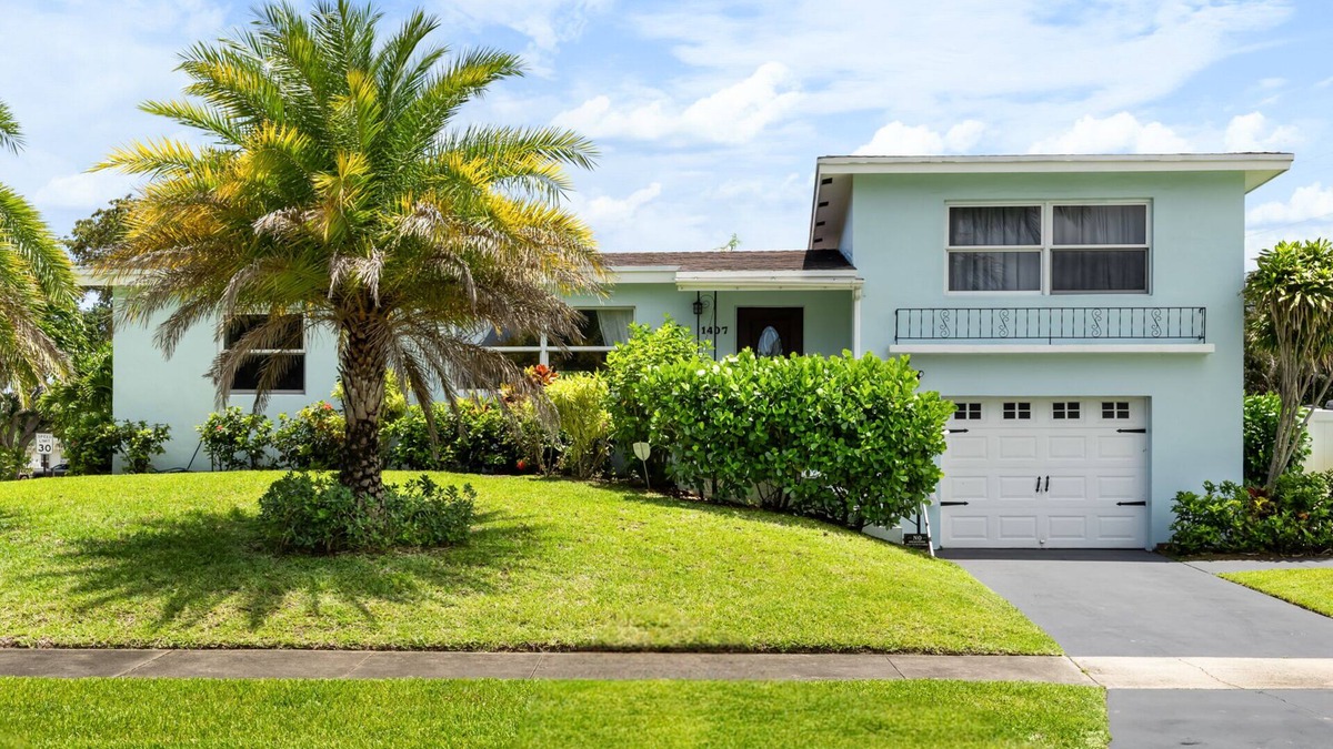 Lake Worth House | 5 bed Beach House on Lake with Hot Tub & Tiki Cabana!