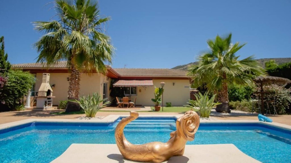 El Albir Villa | 5-bed chalet in Albir, with swimming pool, AC, 20-min-walk to beach.