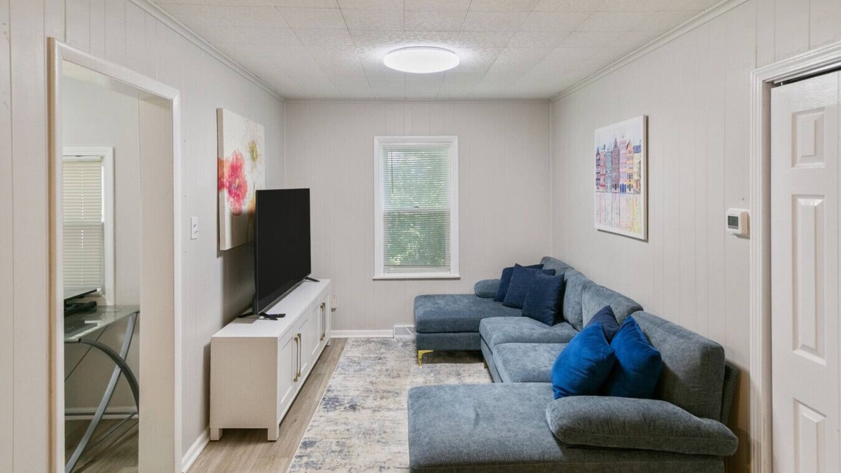 Russell Apartment | 5 Bed Home w/Big Yard & Front Porch by Navy Base