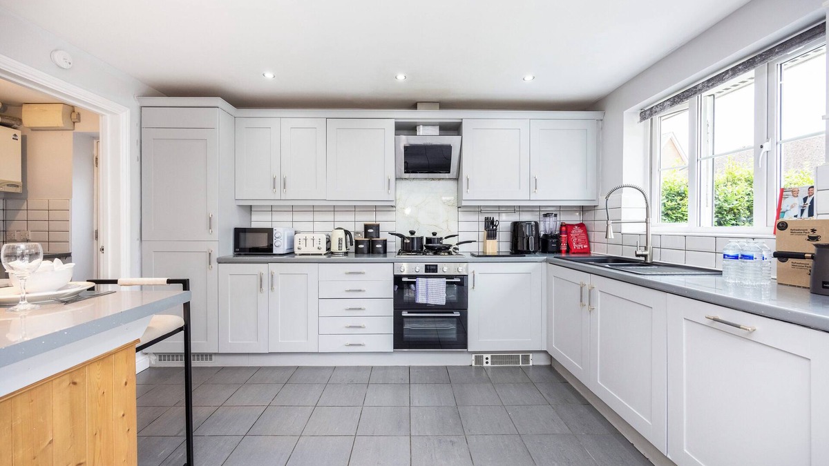 Sittingbourne House | 5 Bed House | Kent | Bedrooms with TV | Pool Table | Arcade Room