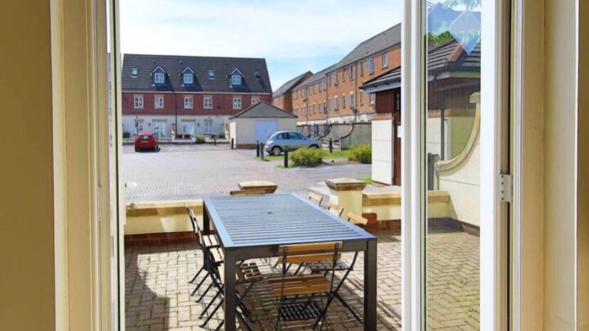 Rhiwbina House | 5 bed house sleeps 10 Cardiff with parking