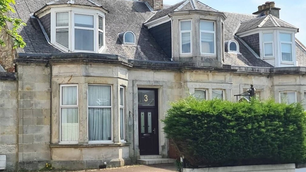 Ayr Apartment | 5 Bed Sleeps 10 Full Kitchen Parking