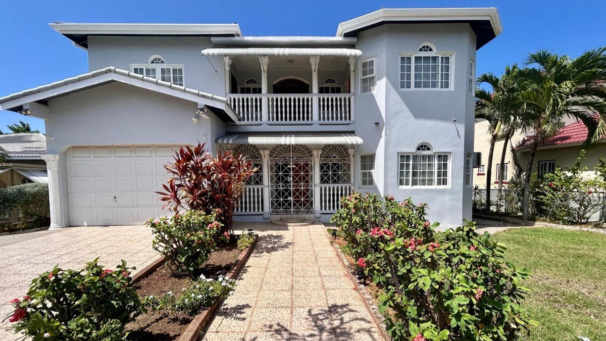 Runaway Bay Villa | 5 Bed Villa Sleeps 14 - Private Pool