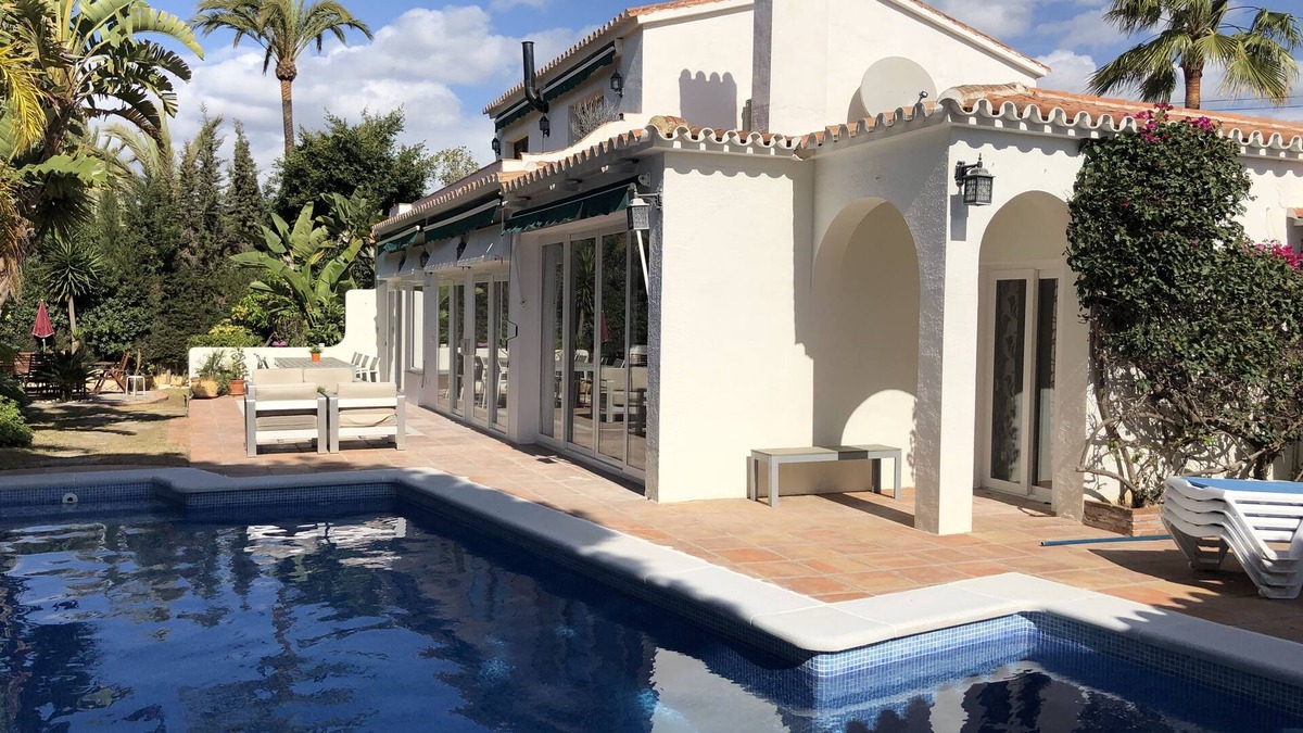 Urbanizacion Marbessa Villa | 5-bed villa SUPERlocation: beach, restaurants, harbour, all walking distance!