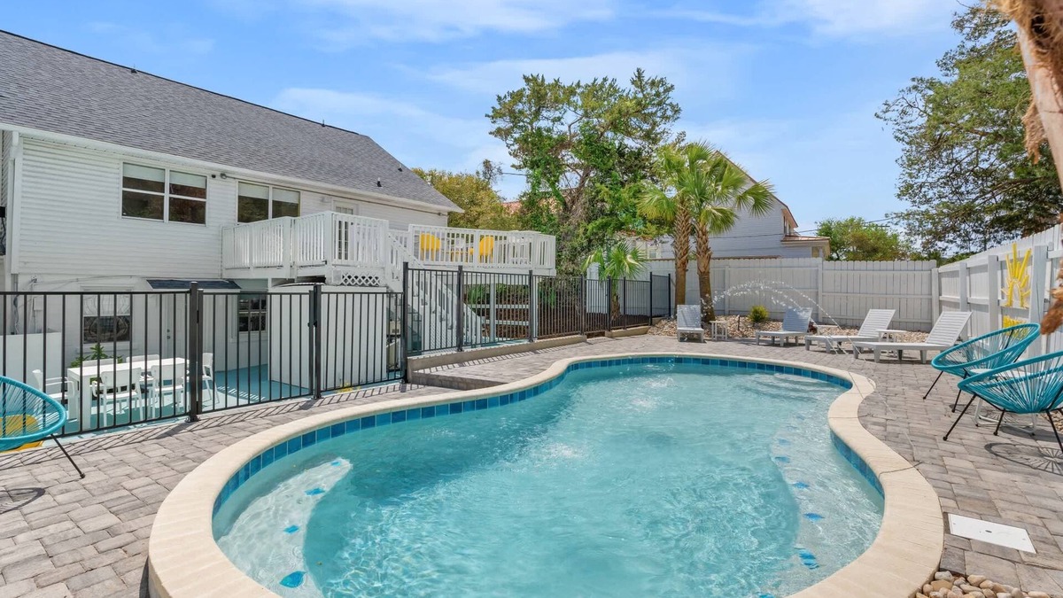 Crescent Beach Apartment | 5 bedroom-2 and a half bathroom Apartment