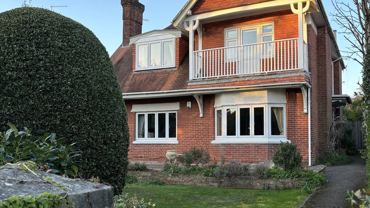 Poole House | 5 bedroom, 3 bathroom family house near the beach. Pet friendly.