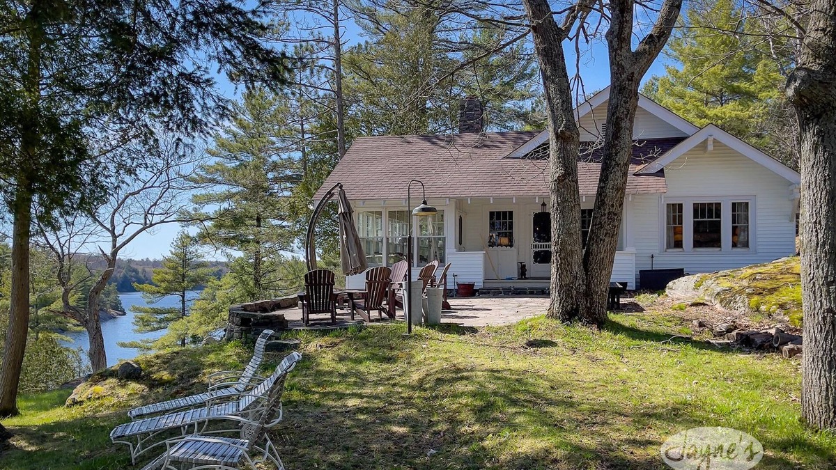 Georgian Bay Cottage | 5 bedroom, 4 bath, Lake Joseph, Sunsets! Amazing views! Privacy! Old Muskoka!