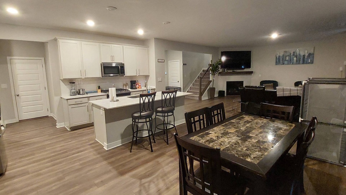 Avon House | 5-bedroom 4-bathroom big spacious residence