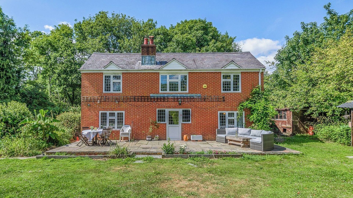 New Forest District Cottage | 5 bedroom accommodation in Dibden, near Southampton