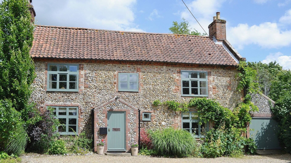 Holt Cottage | 5 bedroom accommodation in Thornage, near Holt
