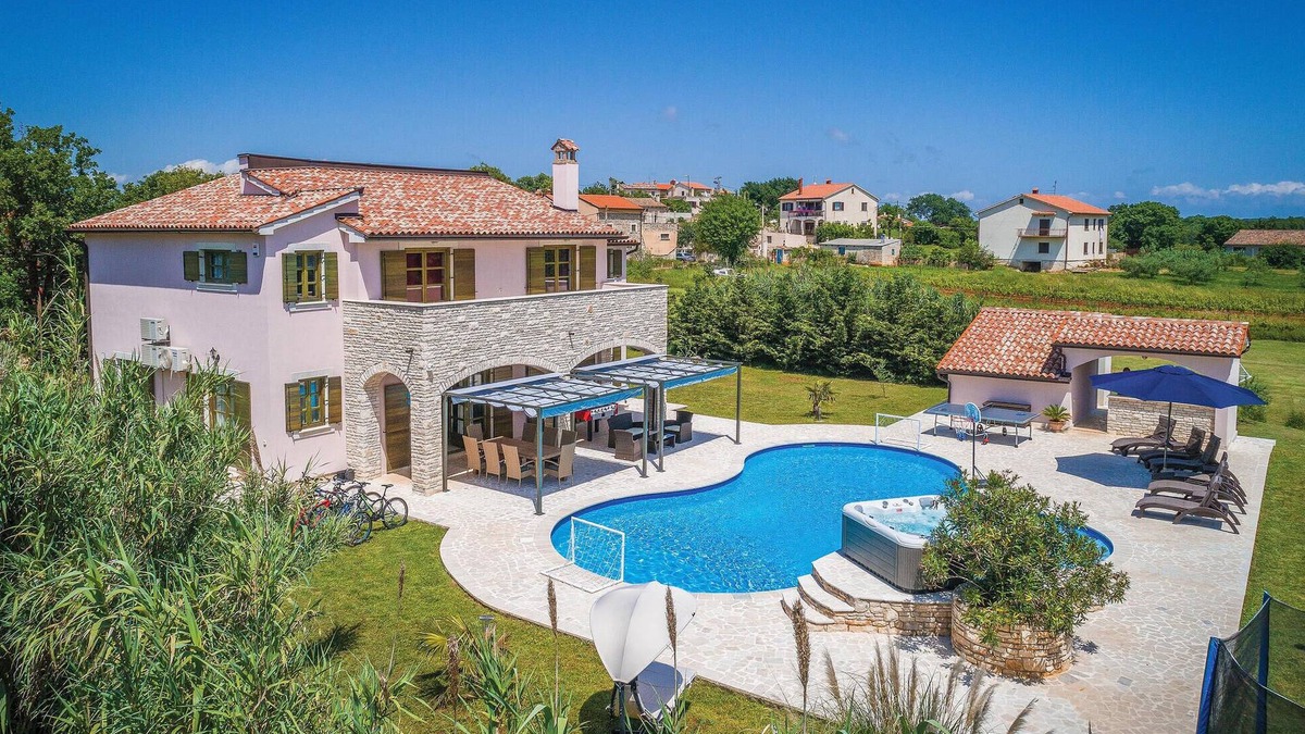 Valtura House | 5 bedroom awesome home in Valtura
