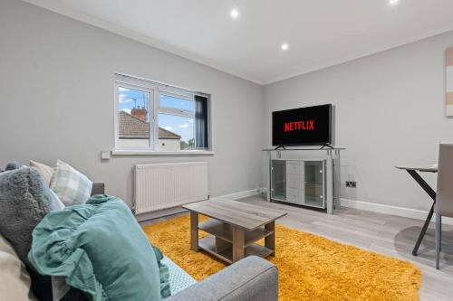 Holbrooks Apartment | 5-Bedroom Contractor Home near CBS Arena