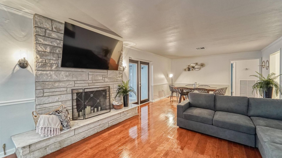 Brandon House | 5 Bedroom + Heated Pool & Game Room