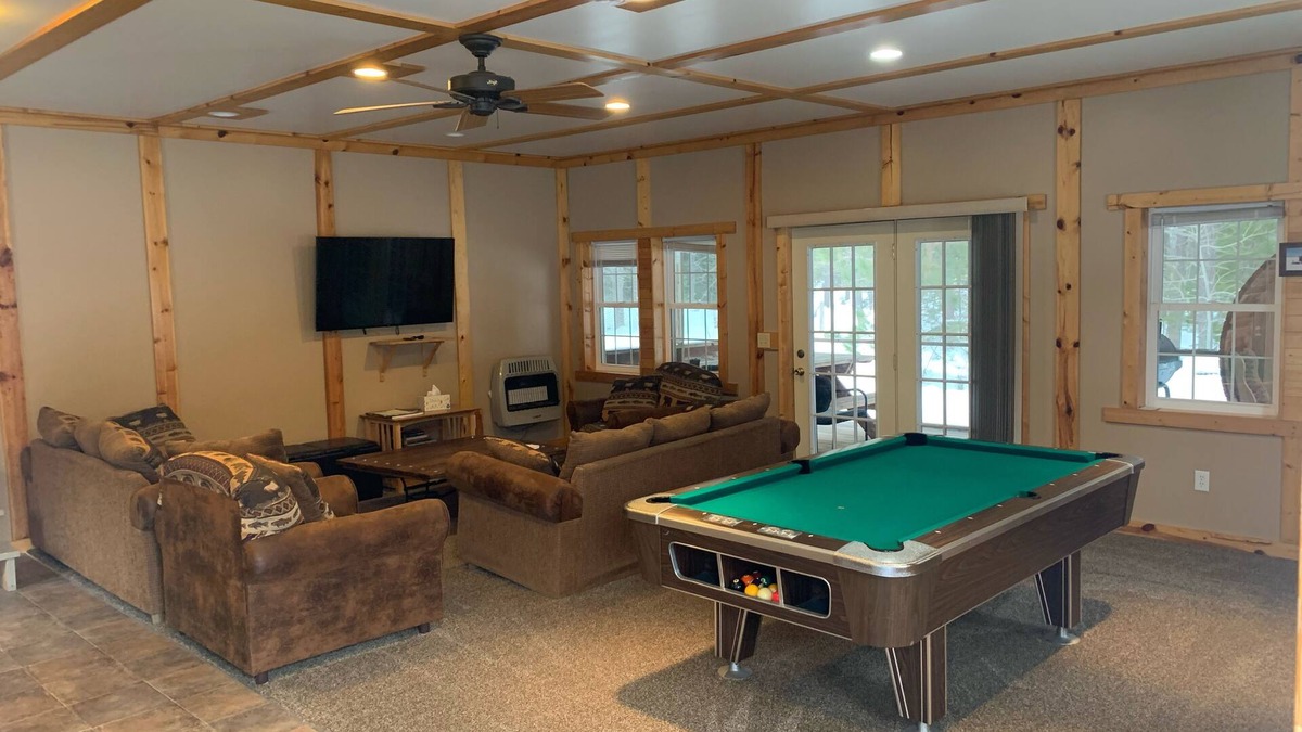 Paradise House | 5 bedroom home in Paradise! 4 miles from Tahquamenon Falls