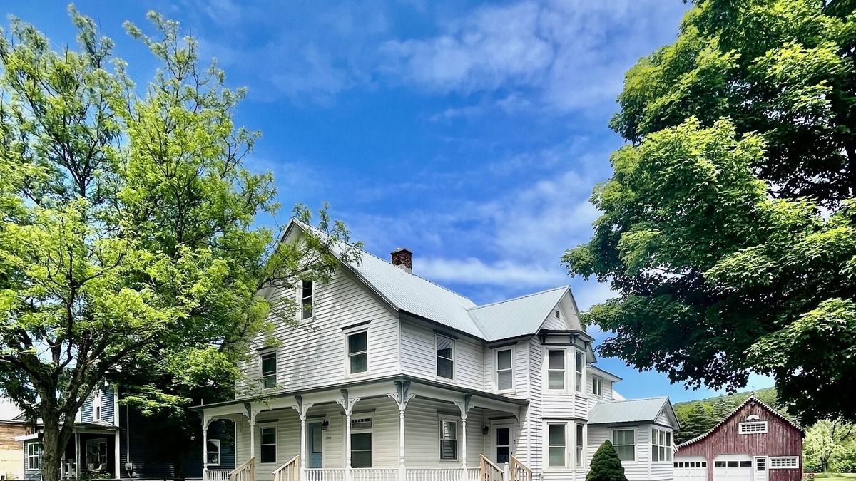 Hartwick House | 5 bedroom home near Cooperstown, Dreams Park & All Star Village. Sleeps 13.