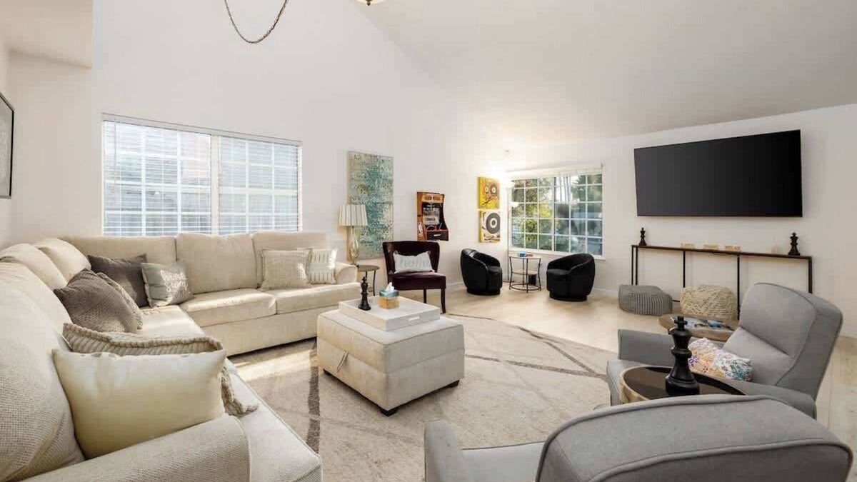 Rancho Bernardo House | 5 Bedroom Home With Firepit