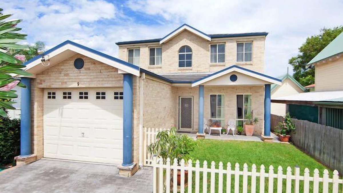The Entrance House | 5-bedroom House in the heart of The Entrance - walk to lake, beach and shops