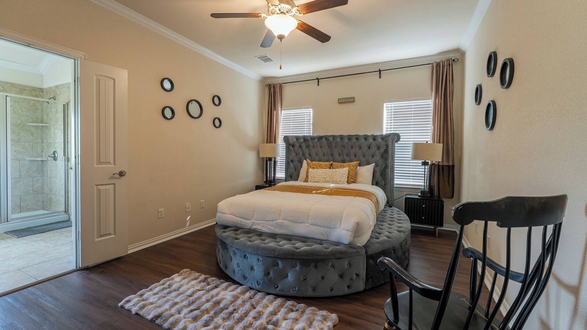 Leander House | 5-bedroom house + trampoline +bouncing house + living room for gathering of 30+
