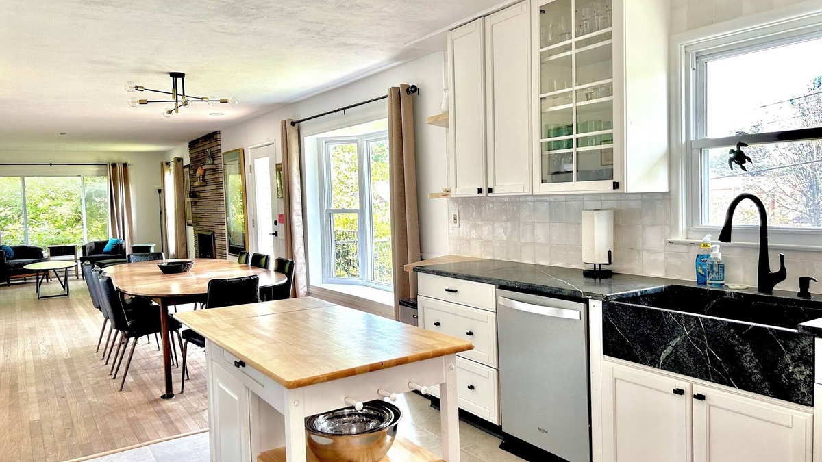 Bloomington House | 5 bedroom house with hot tub, pool table and bar next to Deer Park Manor