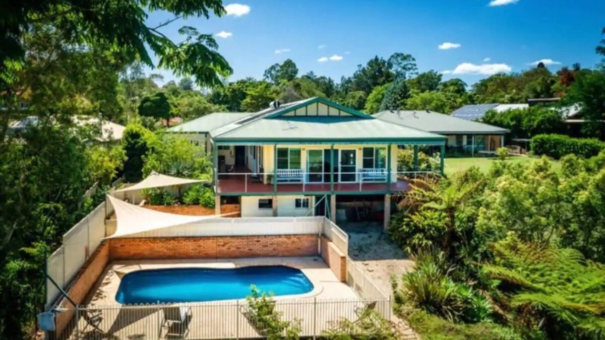 Bellingen House | 5 Bedroom house with a pool, deck and amazing view
