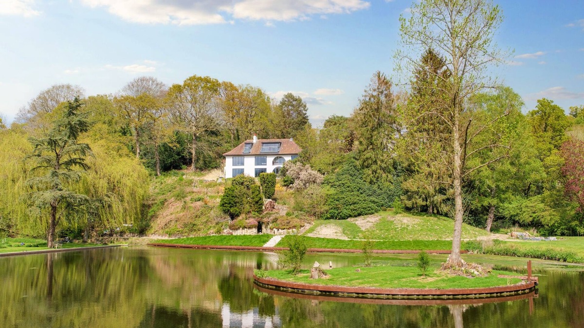 Devizes House | 5 Bedroom Lake House in a nature reserve