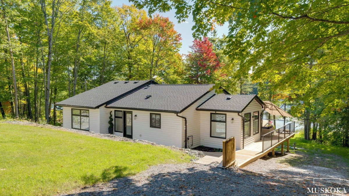 Gravenhurst House | 5-bedroom luxury cottage nestled on the serene shores of Lake Muskoka.