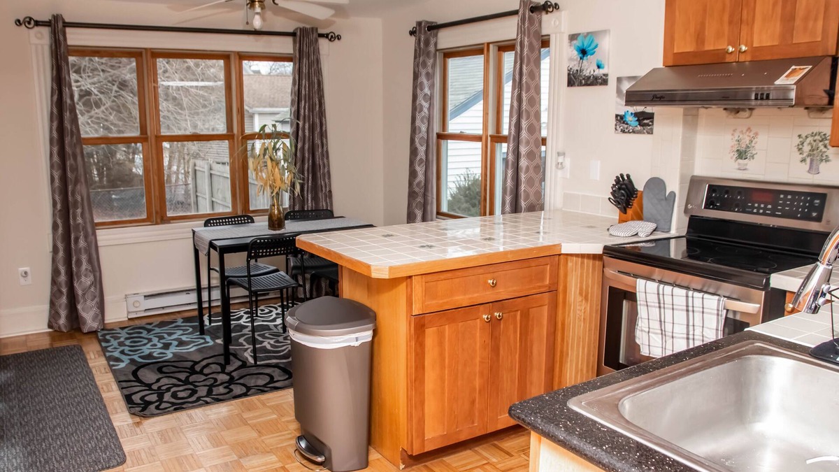 Westside Norwich House | 5 Bedroom Norwich House - 7 Minutes to Mohegan