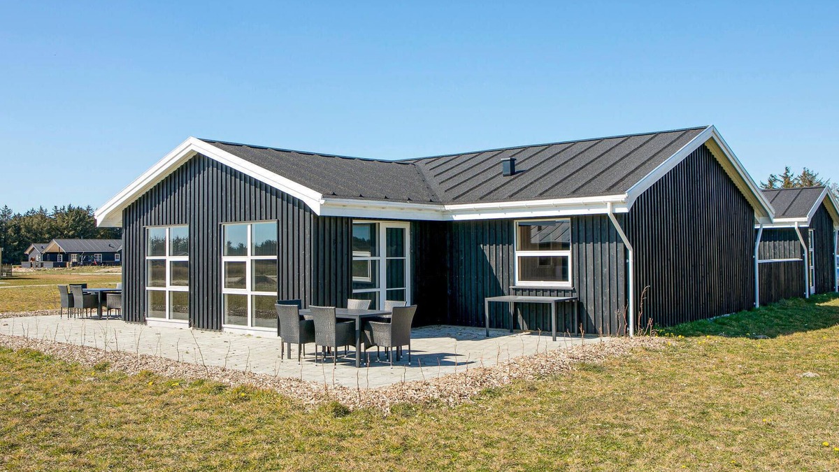 Grønhøj House | 5 bedroom pet friendly home in Løkken