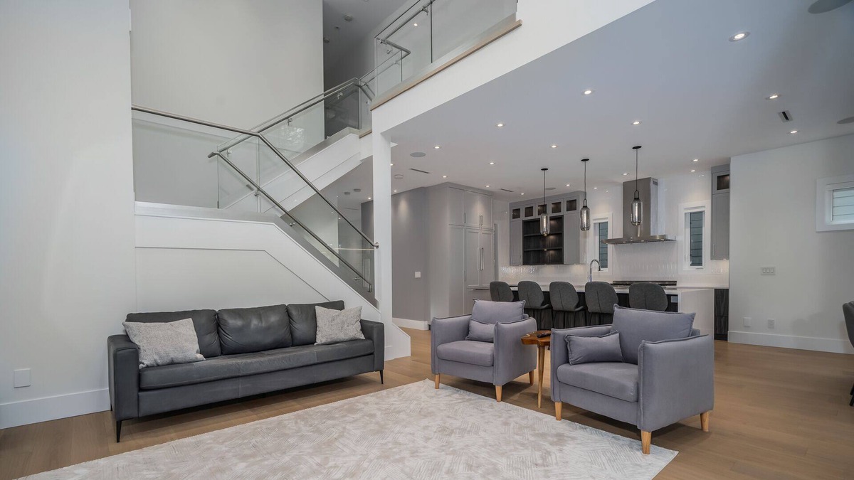 Port Coquitlam House | 5 bedroom private modern home - 3.5 bath - Sleeps 10