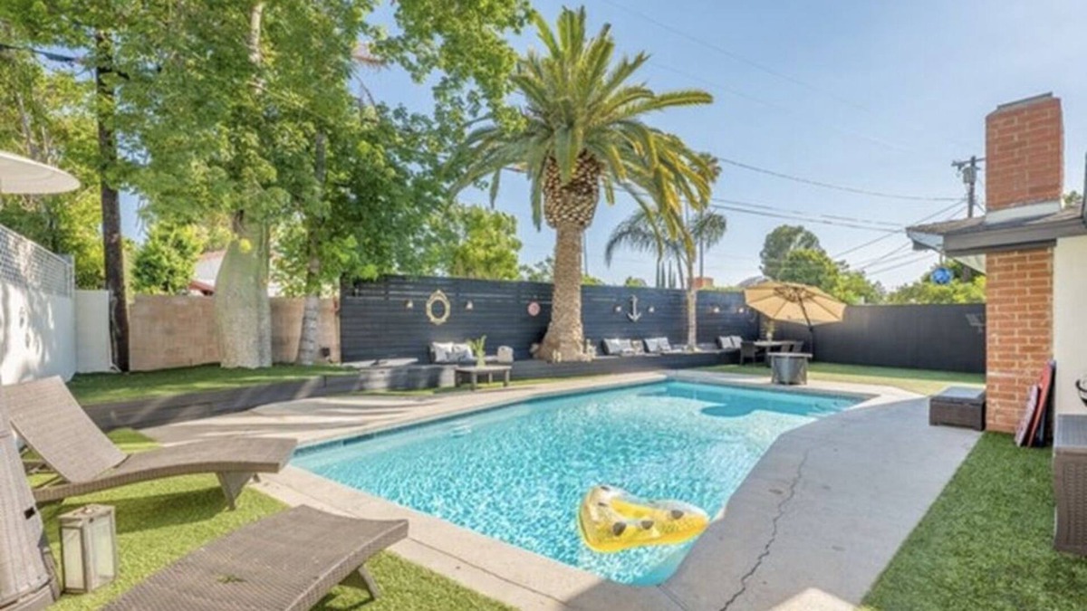 Winnetka House | 5 Bedroom Retreat Home with Entertaining Backyard and Pool