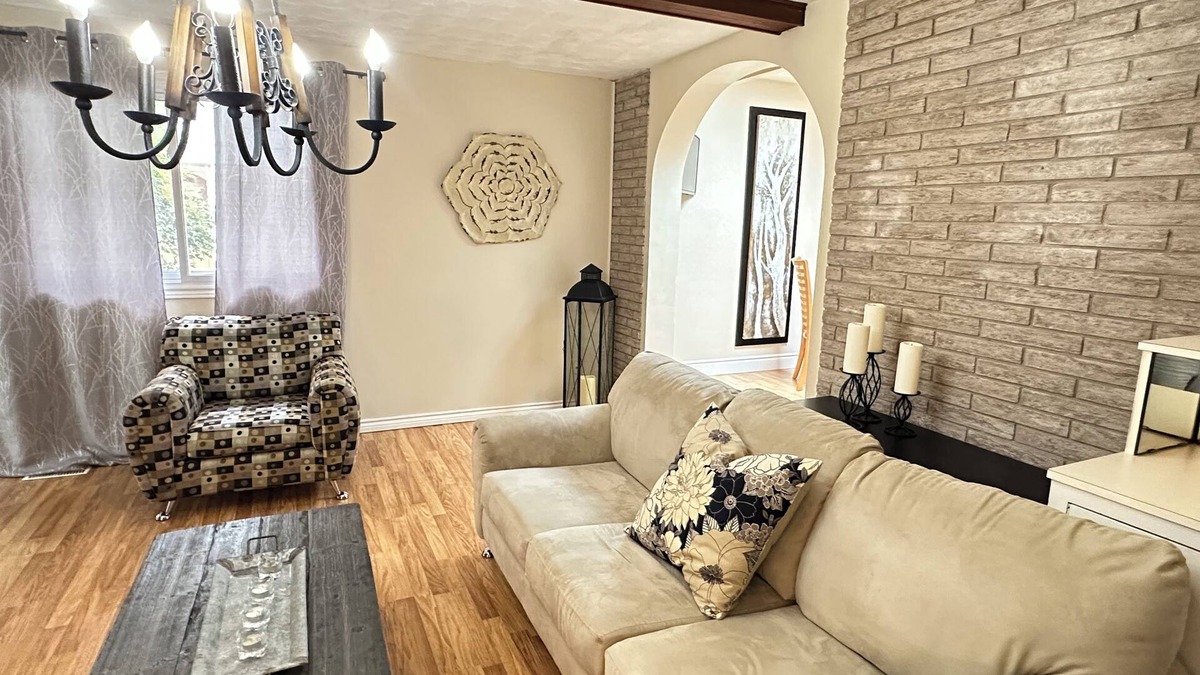 Waterloo House | 5 bedroom spacious house in a sought after neighborhood