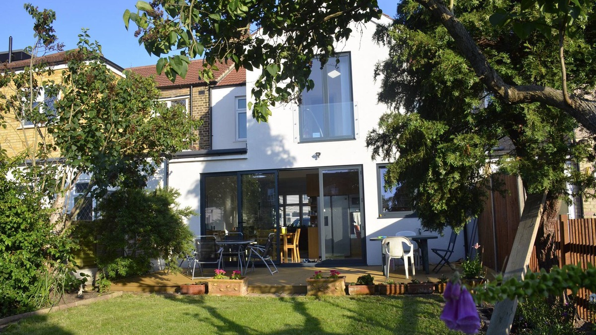 Redbridge House | 5 bedroom sunlit family house with garden