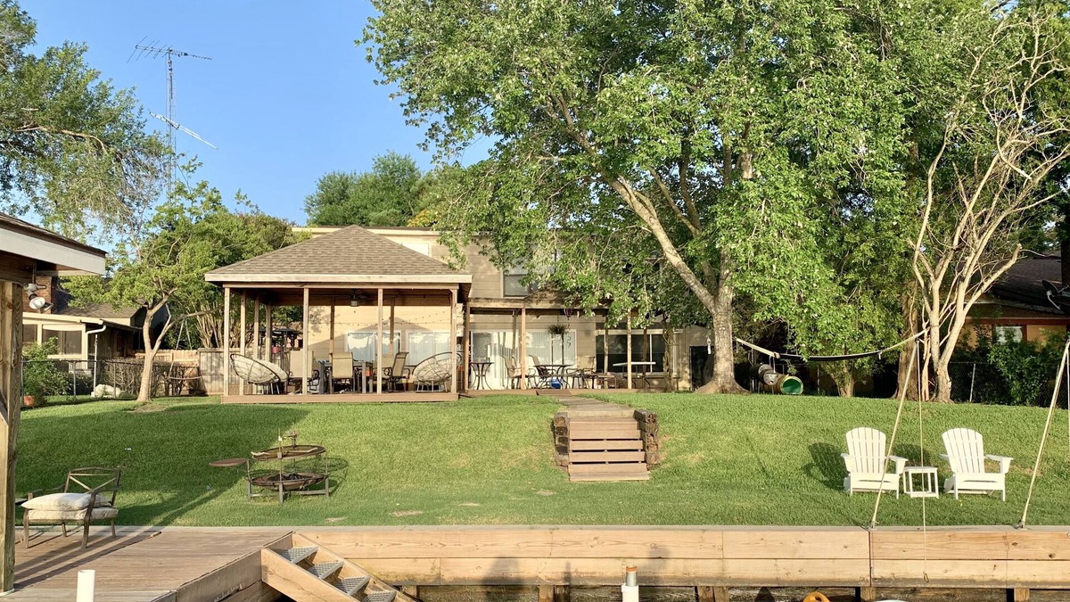 Willis House | 5-bedroom vacation home waterfront on Lake Conroe