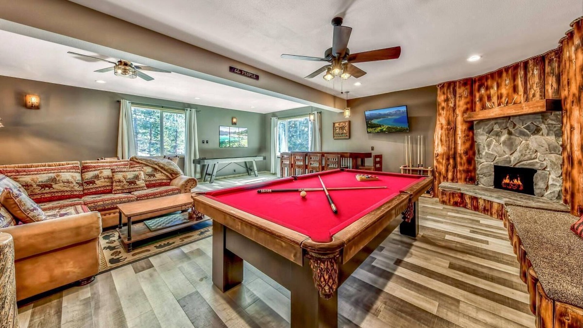 Upper Kingsbury House | 5 Bedroom w/ Den - 5 Bath - Large Hot Tub - Large Game Room, etc..