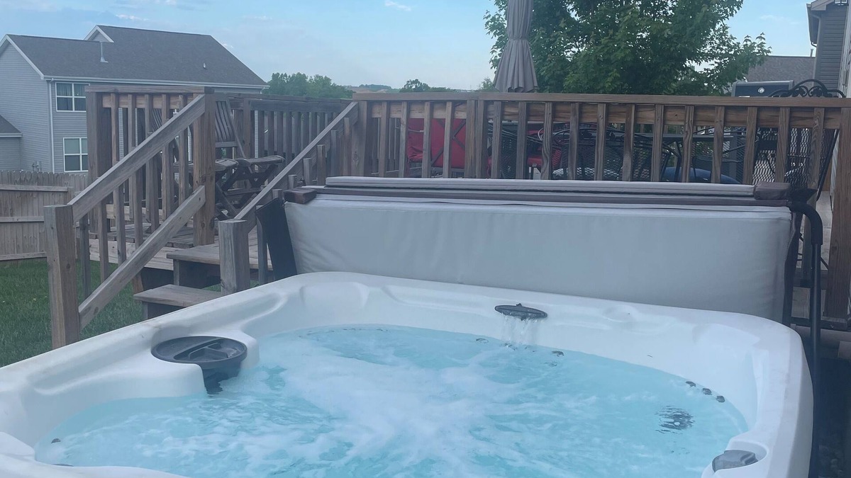 Jefferson House | 5 Bedroom West Omaha Home with Hot Tub - Perfect for CWS Family/Group