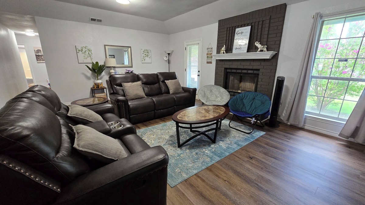 Abilene House | 5 bedrooms 2.5 bath with 7 beds in South Abilene. NO CARPET. QUIET. CONVENIENT.