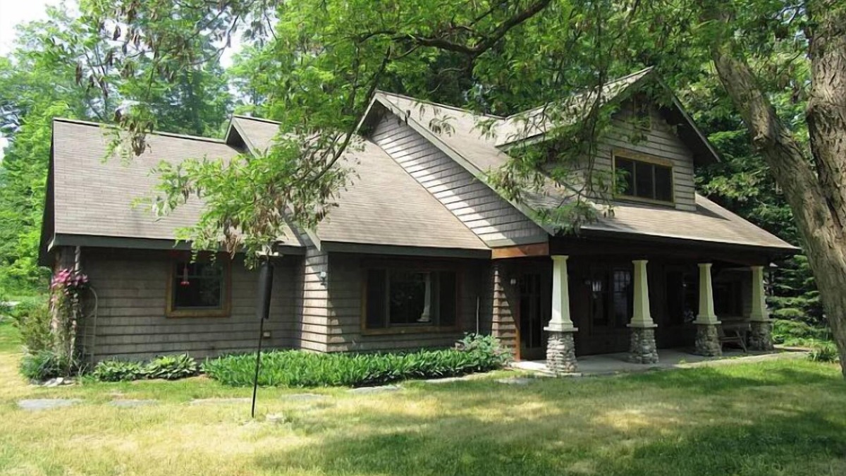 Alanson House | 5 bedrooms steps from Burt Lake. Mins from Petoskey Harbor Springs Indian River