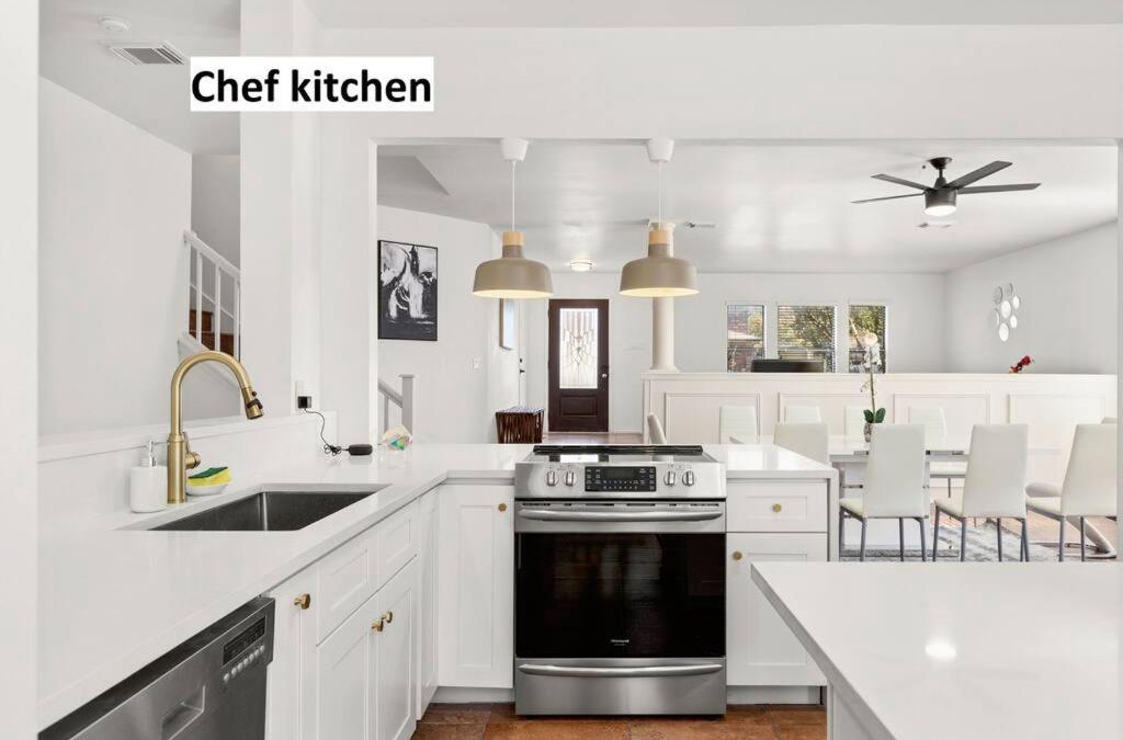 North San Antonio - SAT House | 5 Bedrooms with Chefs Kitchen 2 Masters Room and Game Lounge