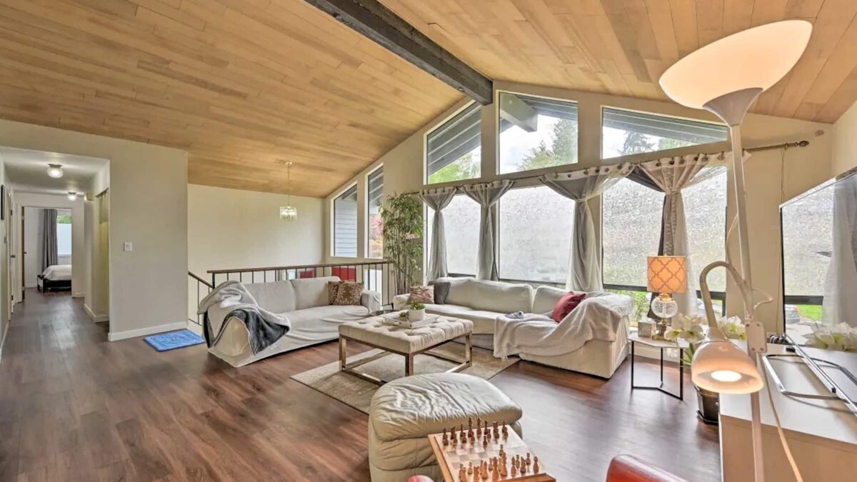 Central Houghton House | 5 ⭐ Big 7BR house, Indoor Cinema near Wineries, Beaches, Golf