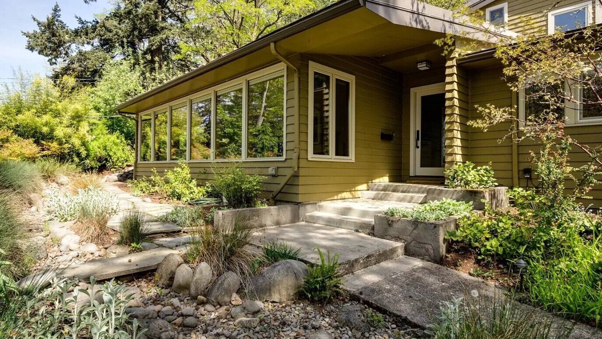 Amazon House | 5 blocks to UO & Hayward Field- Gorgeous Rarely Rented Exeutive Home