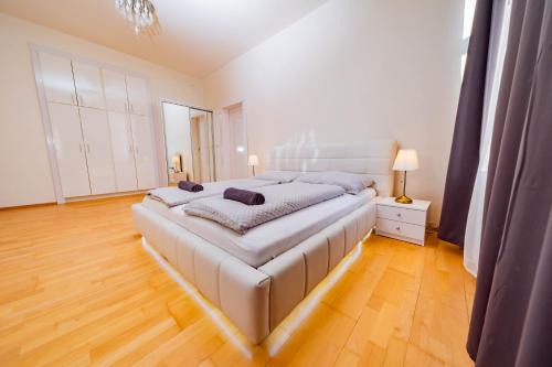 Vrsovice Apartment | 5 Bob's Apartment - 2 bedrooms with King Size beds