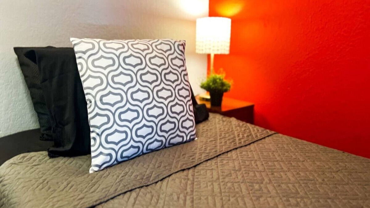 Near Eastside House | 5 BR, 10 Beds, Sleeps 14, Large Off-Street Parking